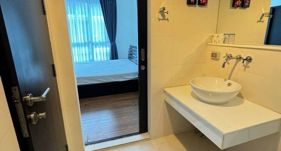 For sale 1 bed condo in Khlong Toei, Bangkok