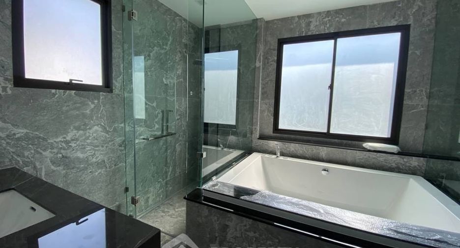 For sale 6 bedrooms house in Taling Chan, Bangkok