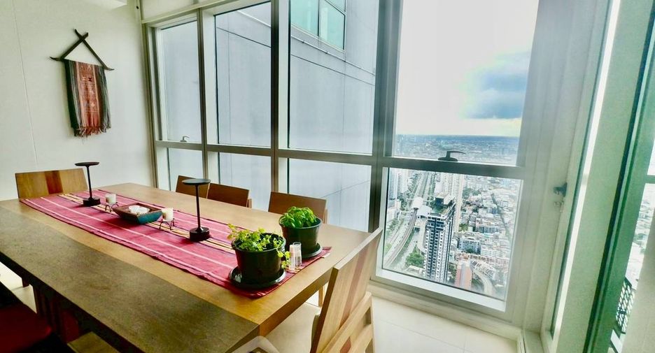 For sale 3 ベッドルーム condo in Sathon, Bangkok