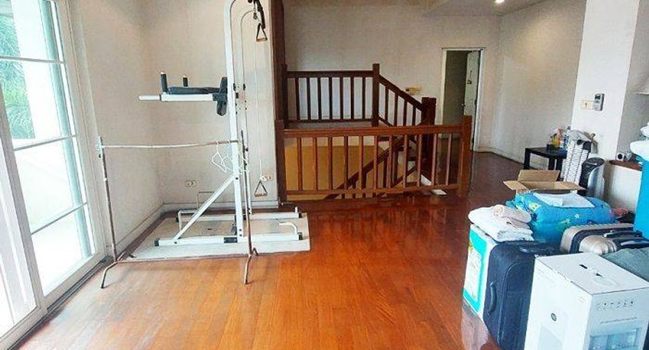 For sale 3 bedrooms house in Taling Chan, Bangkok