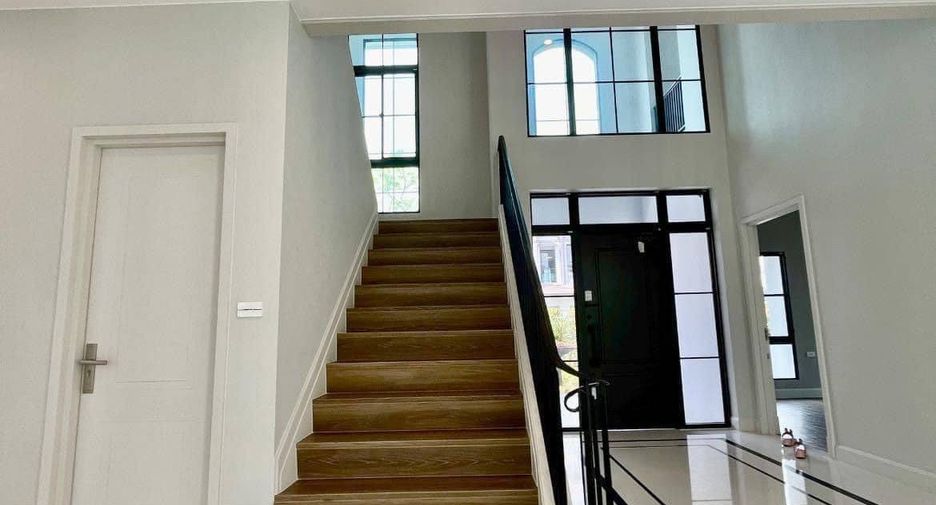 For sale 5 bedrooms house in Saphan Sung, Bangkok