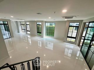 出售 5 卧室 独立屋 在 Saphan Sung, 曼谷