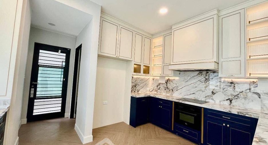 For sale 5 bedrooms house in Saphan Sung, Bangkok