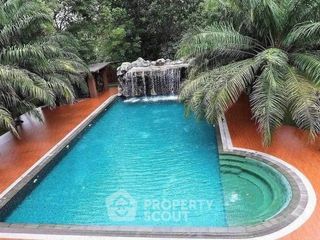 Casa en venta de 5 habitaciones en Si Racha, Chonburi