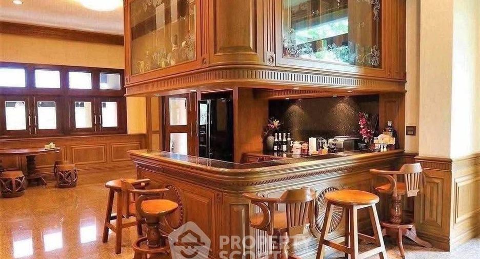 Casa en venta de 5 habitaciones en Si Racha, Chonburi