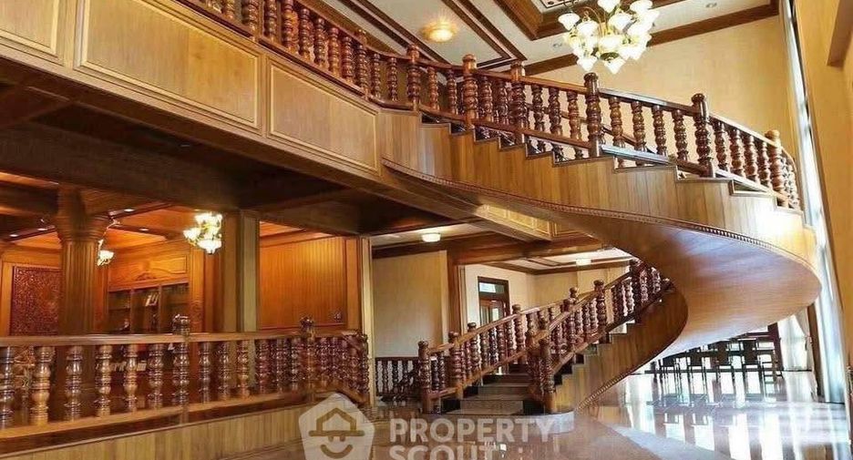 Casa en venta de 5 habitaciones en Si Racha, Chonburi