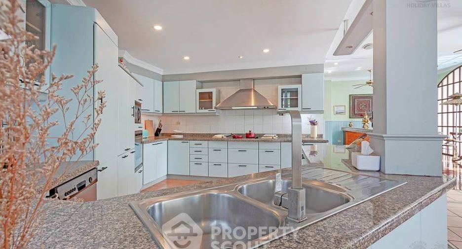 For sale 5 bedrooms villa in East Pattaya, Pattaya
