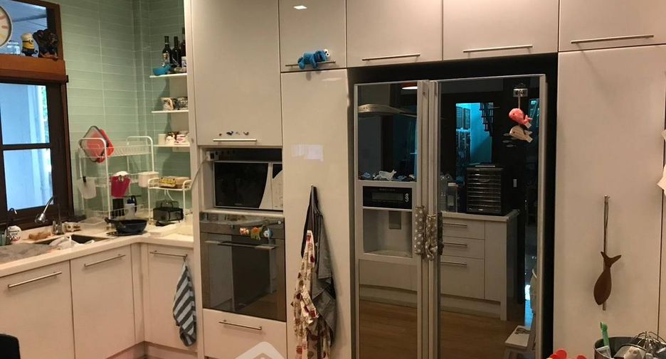 For sale 4 bedrooms house in Bang Kapi, Bangkok
