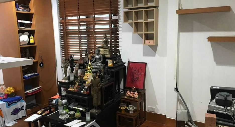 For sale 4 bedrooms house in Bang Kapi, Bangkok