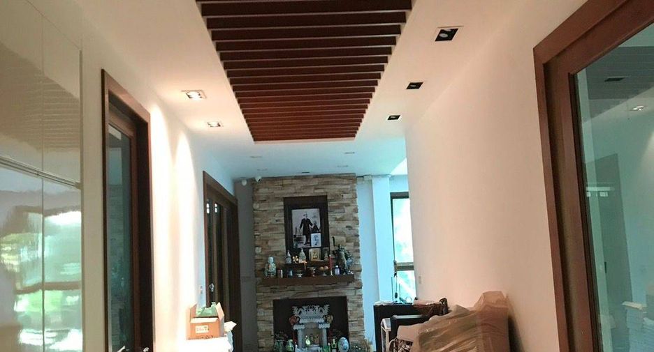 For sale 4 bedrooms house in Bang Kapi, Bangkok