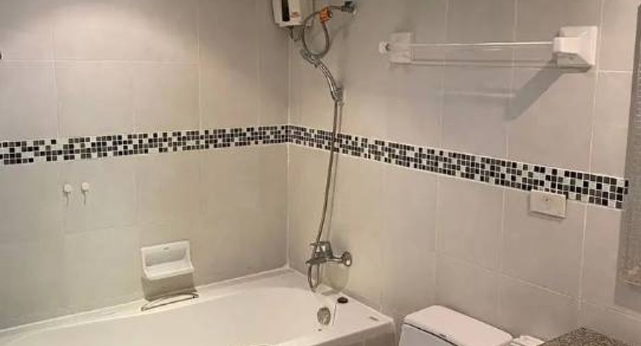 For sale 3 bedrooms condo in Watthana, Bangkok