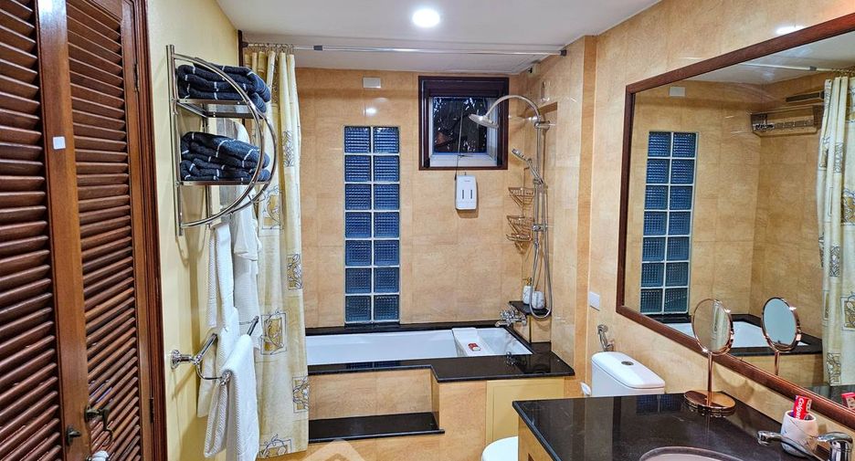 For sale 5 bedrooms townhouse in Bang Lamung, Chonburi