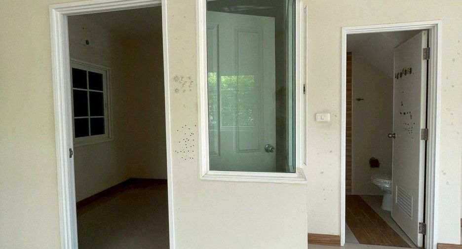 For sale 4 bedrooms townhouse in Bang Khen, Bangkok