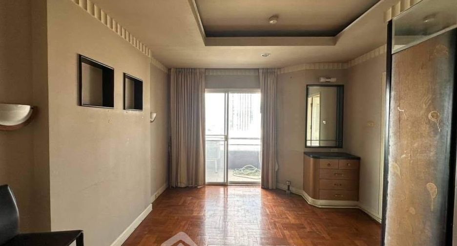 For sale 4 bedrooms condo in Lat Phrao, Bangkok