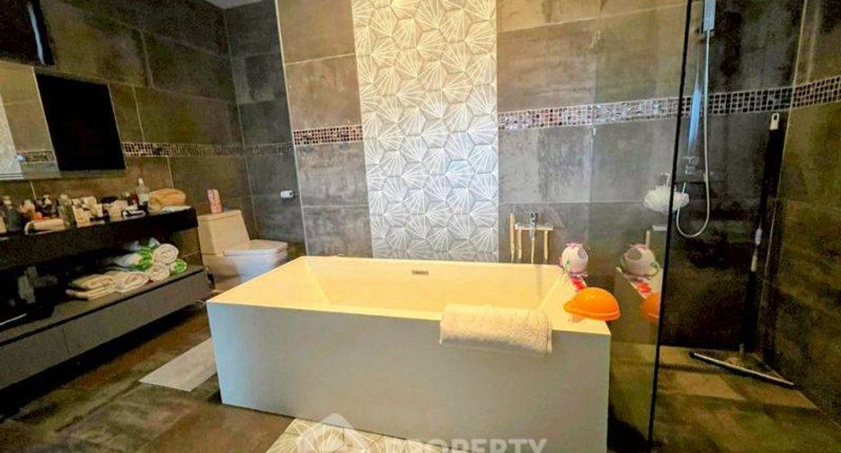 For sale 5 bedrooms villa in Bang Lamung, Chonburi
