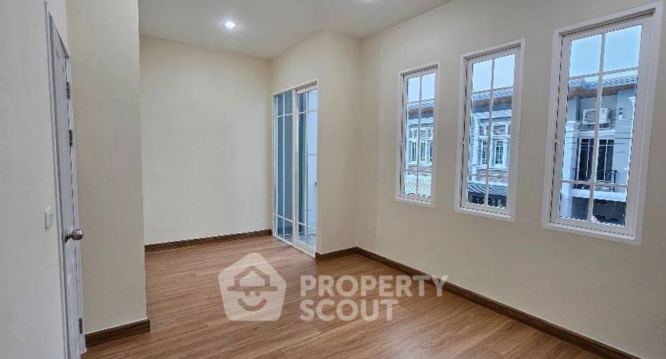 Casa adosada en venta de 3 habitaciones en Chom Thong, Bangkok