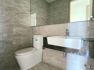 À vendre 2 chambres condo à Huai Khwang, Bangkok