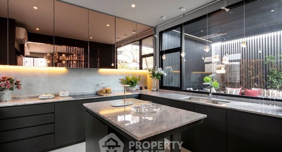 Reihenhaus zum Kauf mit 4 Zimmer in Lat Phrao, Bangkok