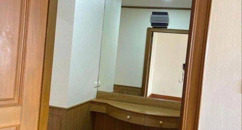 For sale 4 bedrooms condo in Watthana, Bangkok