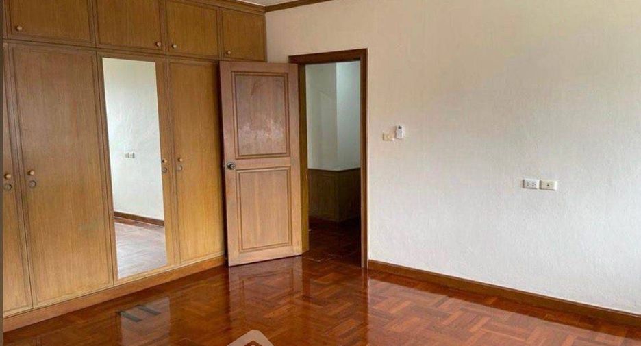 For sale 4 bedrooms condo in Watthana, Bangkok