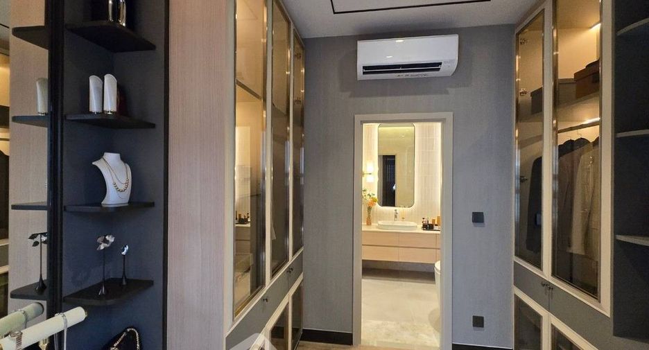 For sale 3 bedrooms condo in Phra Khanong, Bangkok