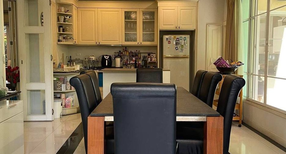 For sale 4 bedrooms house in Chatuchak, Bangkok