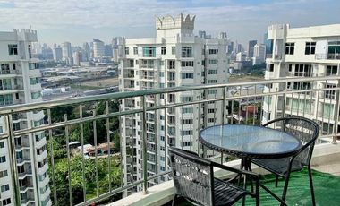 Condo en alquiler y en venta de 5 habitaciones en Huai Khwang, Bangkok
