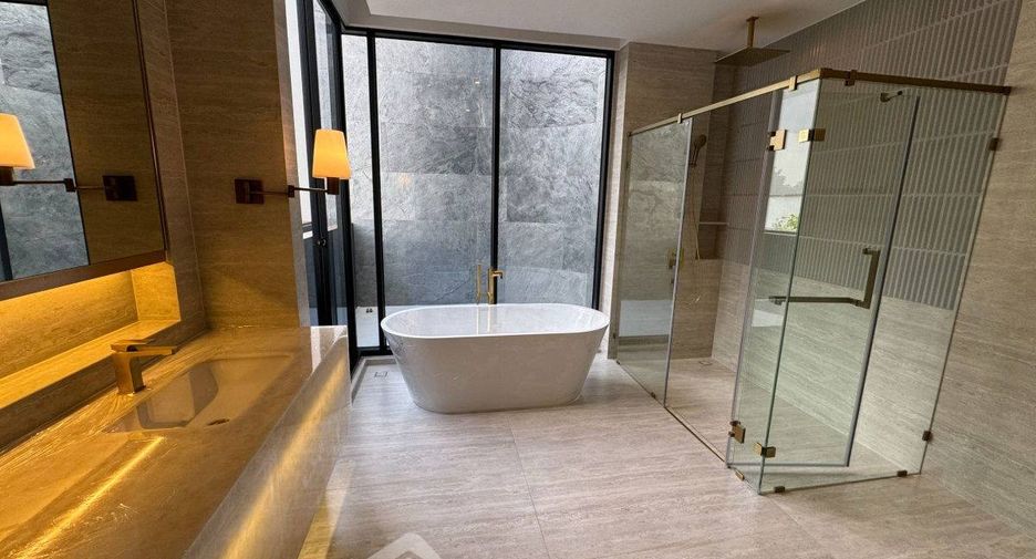 For sale 4 bedrooms house in Bang Kapi, Bangkok