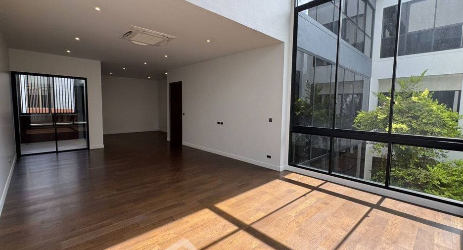 For sale 4 bedrooms house in Bang Kapi, Bangkok