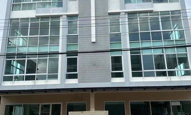 Reihenhaus zur Miete und zum Kauf mit 10 Zimmer in Bueng Kum, Bangkok