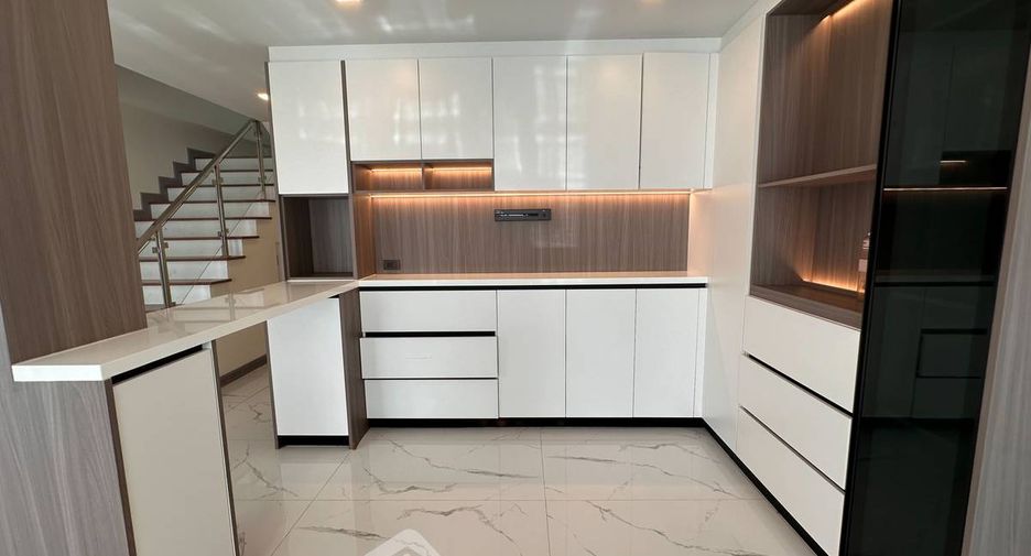 For sale 5 bedrooms townhouse in East Pattaya, Pattaya