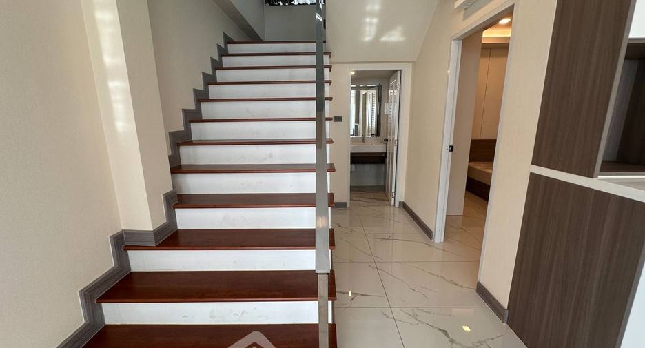 For sale 5 bedrooms townhouse in East Pattaya, Pattaya