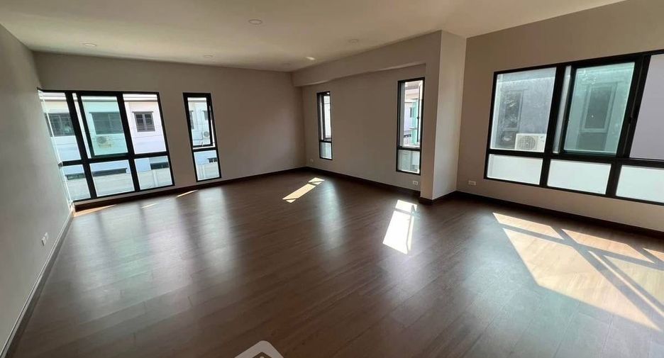 For sale 4 bedrooms house in Khlong Sam Wa, Bangkok