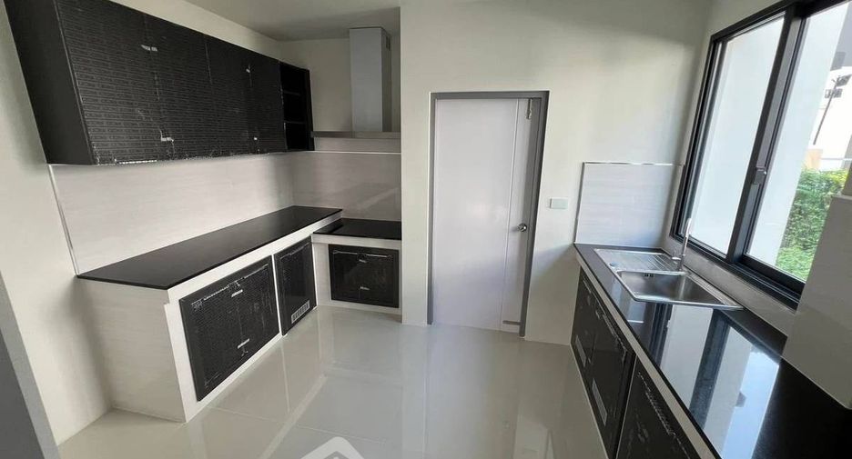 For sale 4 bedrooms house in Khlong Sam Wa, Bangkok
