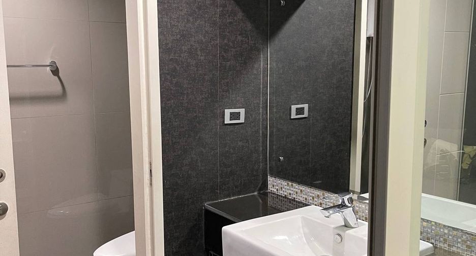 For sale 1 bed condo in Khlong Toei, Bangkok