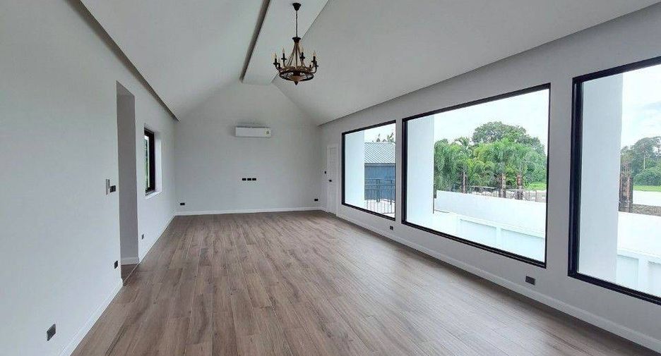For sale 4 bedrooms villa in Bang Lamung, Chonburi