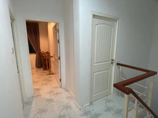 À vendre 4 chambres maison de ville à Bang Lamung, Chonburi