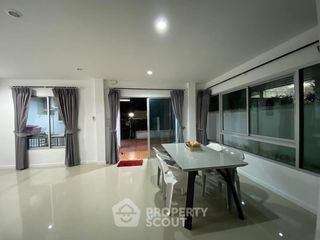 À vendre 4 chambres maison de ville à Bang Lamung, Chonburi