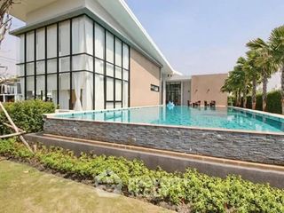 For sale 4 bedrooms townhouse in Don Mueang, Bangkok