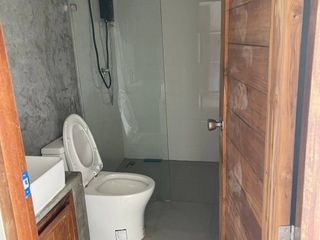 Casa adosada en venta de 8 habitaciones en Bang Lamung, Chonburi