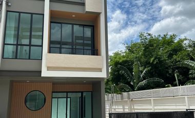 出售 3 卧室 联排别墅 在 Lat Phrao, 曼谷