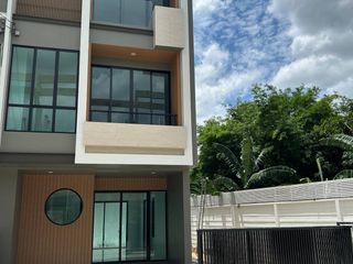Casa adosada en venta de 3 habitaciones en Lat Phrao, Bangkok
