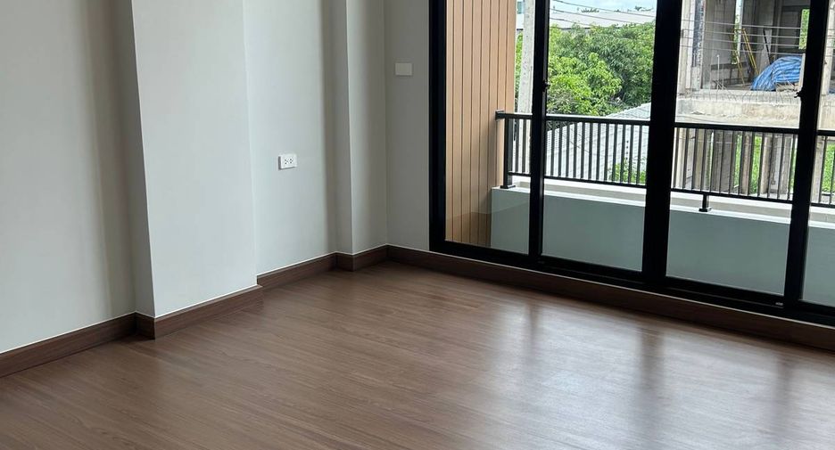 Reihenhaus zum Kauf mit 3 Zimmer in Lat Phrao, Bangkok