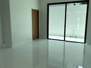 Casa adosada en venta de 3 habitaciones en Lat Phrao, Bangkok