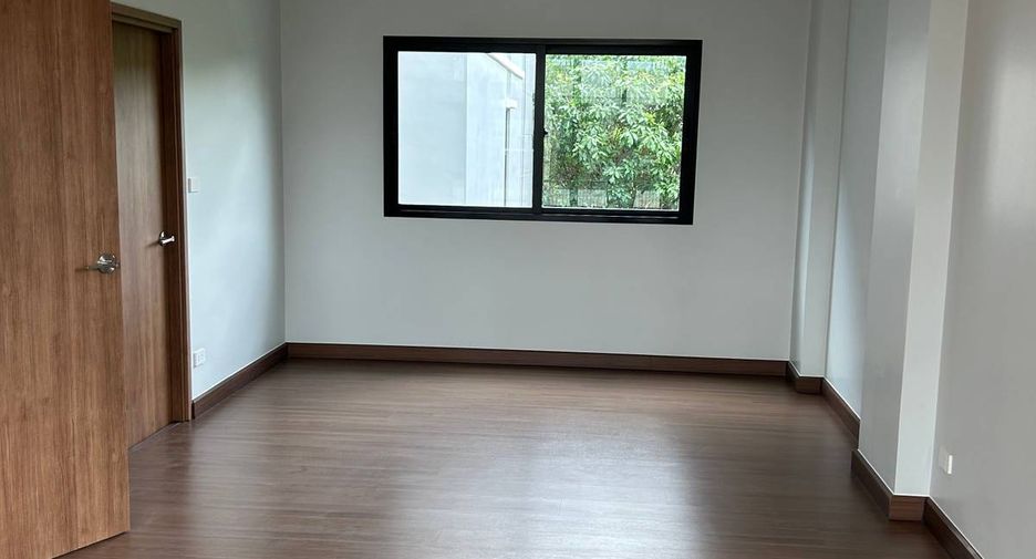 Reihenhaus zum Kauf mit 3 Zimmer in Lat Phrao, Bangkok