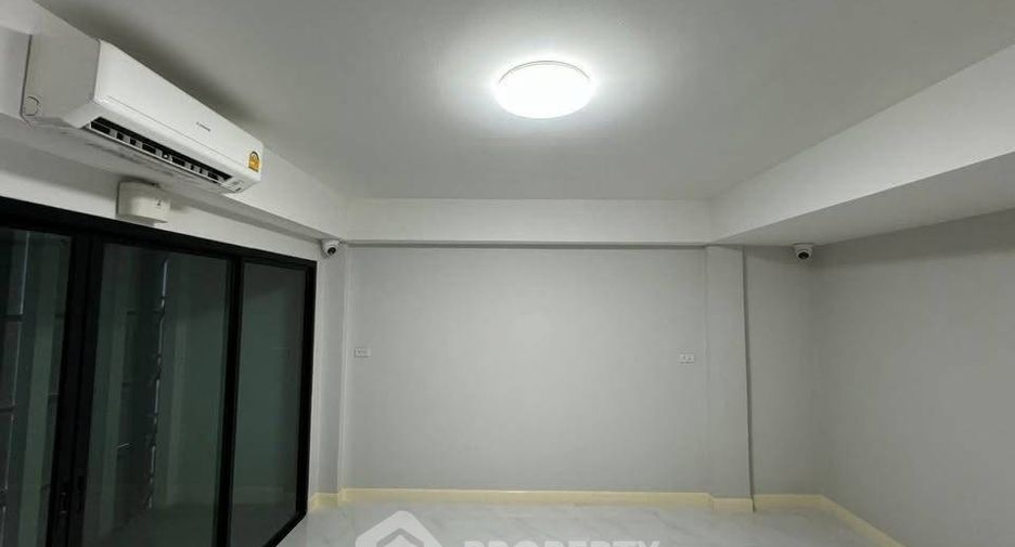 Casa adosada en venta de 8 habitaciones en Sattahip, Chonburi