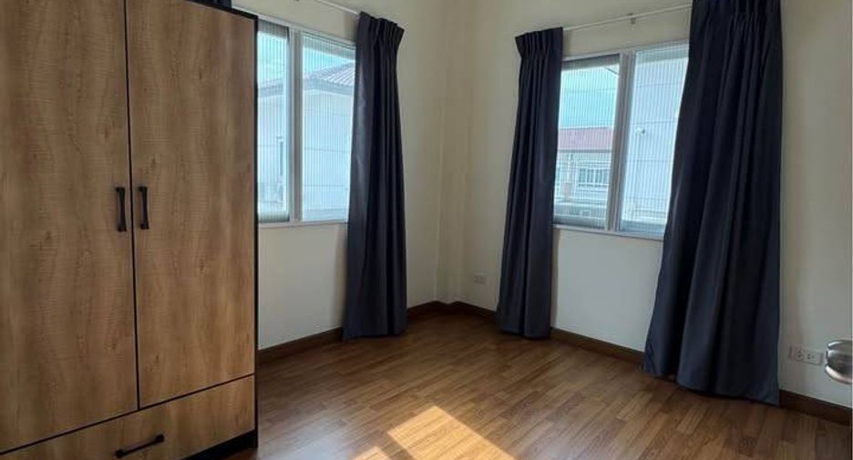 For sale 4 bedrooms townhouse in Khlong Sam Wa, Bangkok