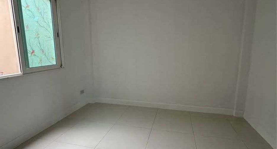 For sale 4 bedrooms townhouse in Khlong Sam Wa, Bangkok