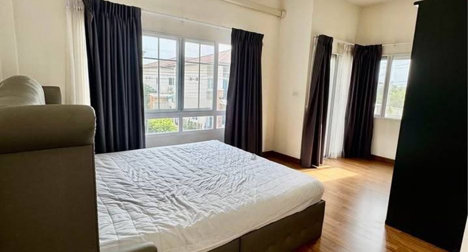 For sale 4 bedrooms townhouse in Khlong Sam Wa, Bangkok