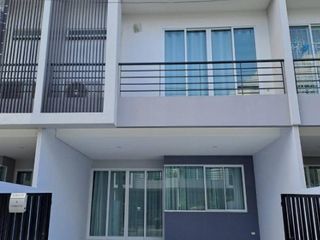 For sale 3 bedrooms townhouse in Bang Khae, Bangkok